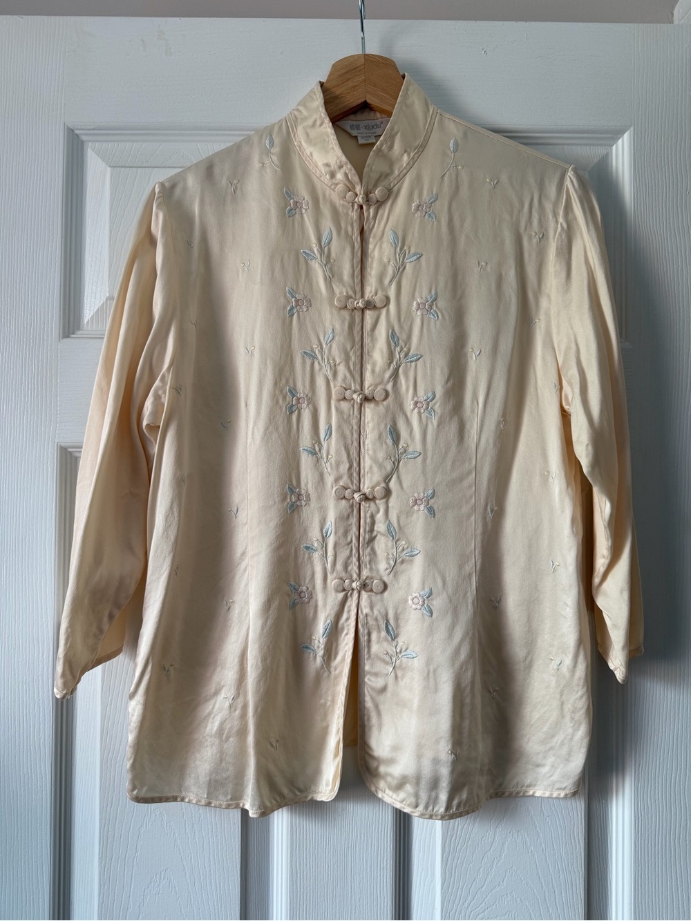 Vintage Qipao-style Cream Silk Pastel Embroidery Frog Closure Blouse